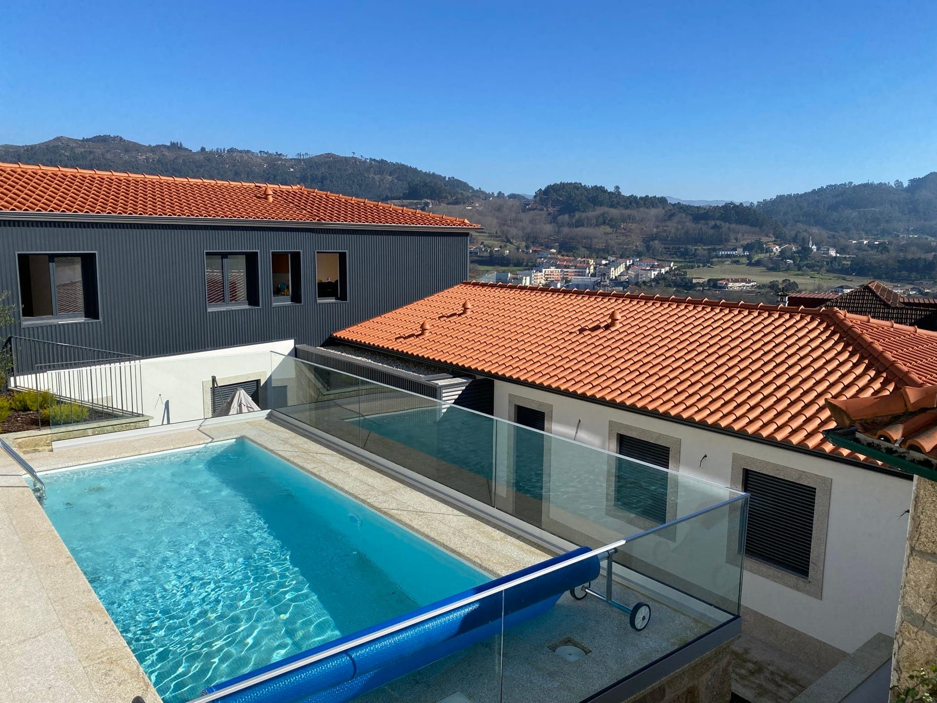 Casa São Bento — piscina y montañas