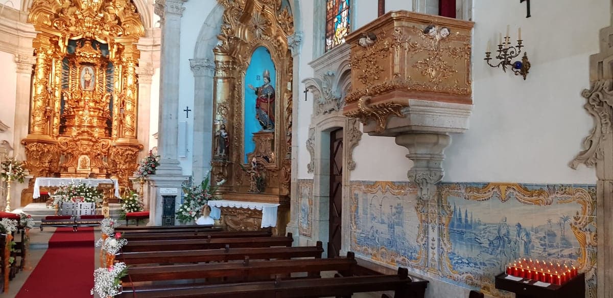 Interior de la iglesia de Arcos — retablo dorado y azulejos