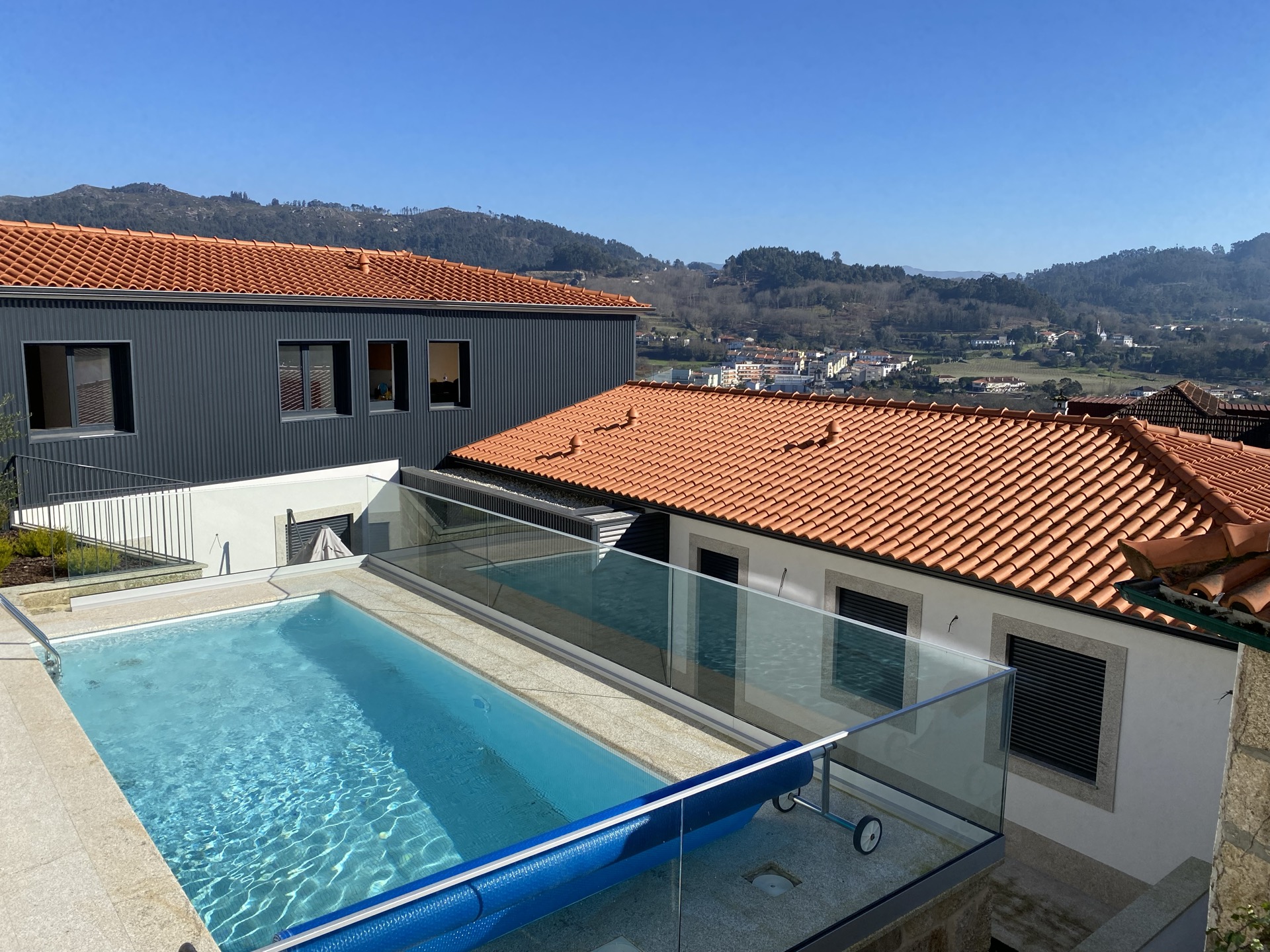 Casa São Bento — piscine et montagnes